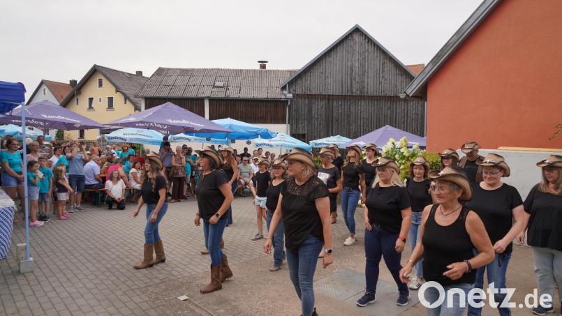 LineDance beim Bernriether Dorffest. Bild: fvo