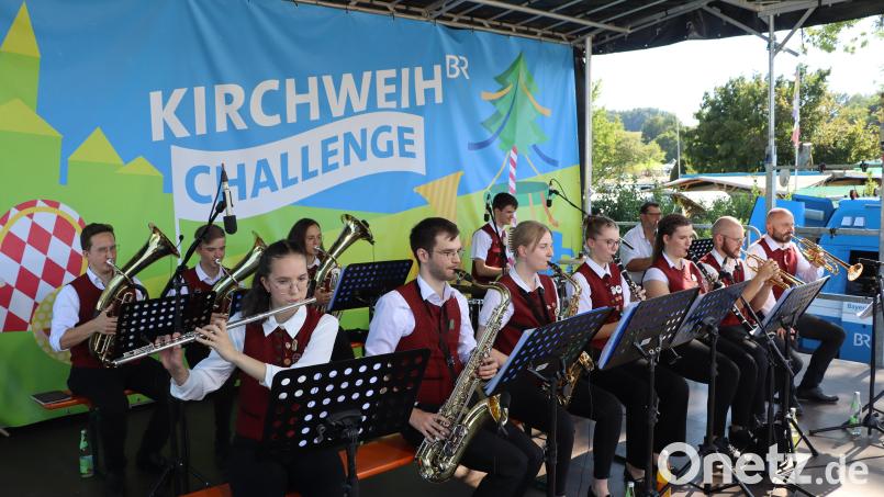 Das Orchester der Blaskapelle St. Georg Rieden begleitete die BR Kirchweih Challenge musikalisch und trug bei Spiel 1 zum Punktgewinn bei. Bild: Michael Rabenhofer