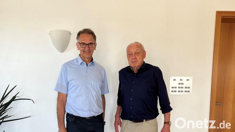 Bürgermeister Reiner Wiedenbauer (links) gratulierte Adolf Aschenbrenner zum 80. Geburtstag. Bild: Simone Rebler