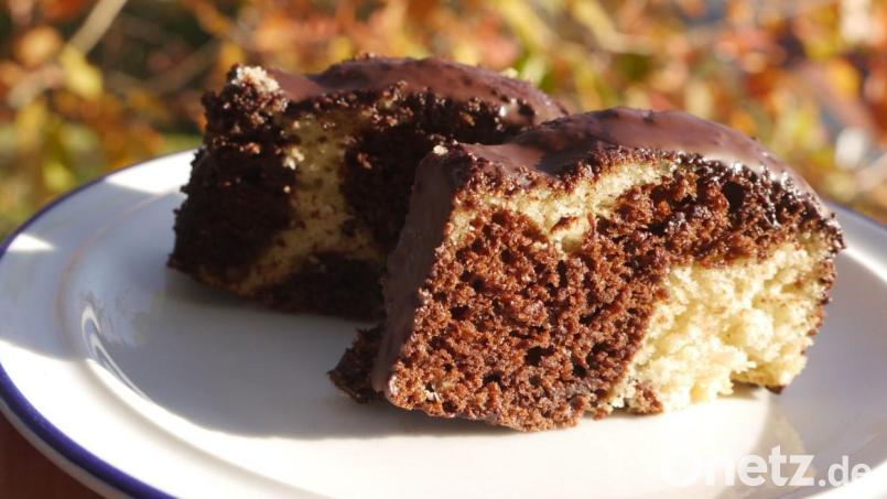 Locker-luftig kommt der Marmorkuchen, der auch für Veganer geeignet ist, auf den Teller. Wird der Teig anders geschichtet, wird er zum Zebra-Kuchen. Bild: Miriam Lill