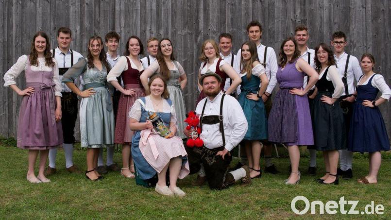 Am Wochenende feiern die Mendorferbucher von Samstag bis Montag ihre Traditions-Kirwa unter Schatten spendenden Bäumen neben der Filialkirche St. Konrad. Bild: Nina Preißl