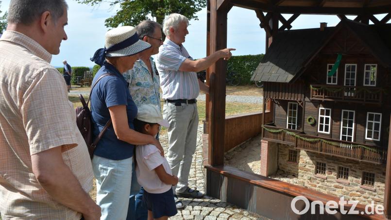 Das einstige Tillenschutzhaus als Modell gab es im Garten zu bestaunen, Erbauer Willi ZIntl (rechts) wusste dazu viele Details. Bild: Josef Rosner