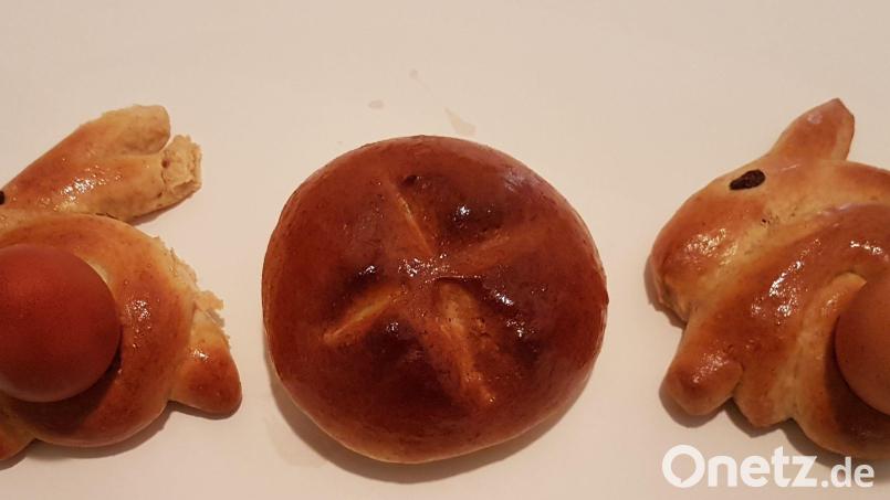 Hefeteig lässt sich in viele Formen bringen – zum Beispiel als Osterbrot oder auch als Osterhase. Bild: Gramolla