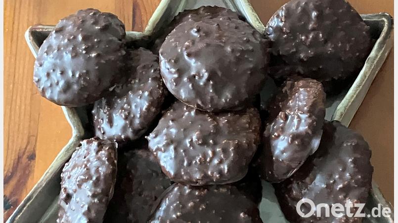 Mit Schokoglasur überzieht die Weidenerin Bettina Knorr ihre selbst gemachten Lebkuchen. Bild: Bettina Knorr, exb