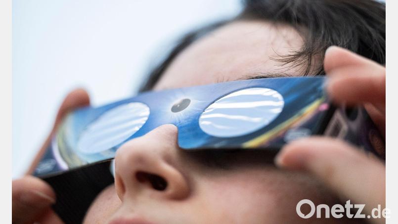 Sicher zur Sonnenfinsternis: Eine spezielle „SoFi-Brille“ schützt die Augen vor gefährlichem Sonnenlicht. (Symbolbild) Bild: Marijan Murat/dpa