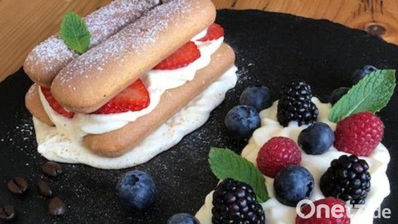 Das Erdbeer-Tiramisu von OWZ-Küchenchef Michael Schiffer wird gleich portionsweise angerichtet und garniert mit Früchten, Blüten und Minze. Bild: Michael Schiffer