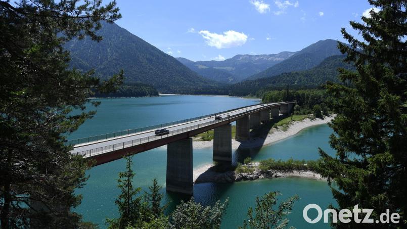 Die Wasserwacht weist auf den aktuell niedrigen Pegelstand des Sylvensteinspeichers hin. (Archivbild) Bild: Angelika Warmuth/dpa