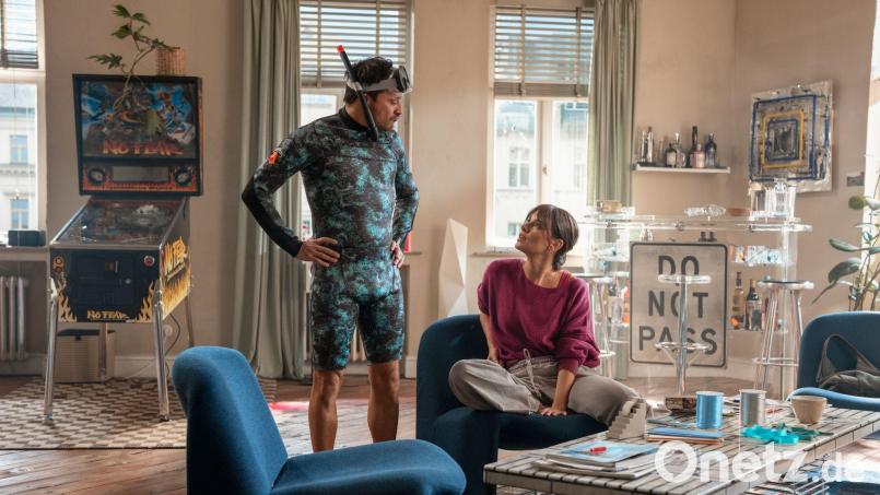 Kostja Ullmann und Janina Uhse in einer Szene der Komödie „Mein bester Freund, seine Freundin und ich“. Bild: Wolfgang Ennenbach/Netflix/dpa