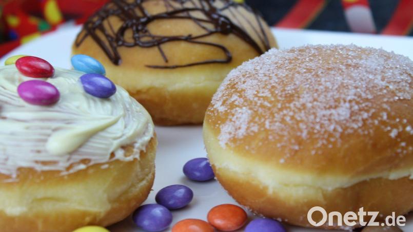 Krapfen gefällig? Es gibt sie als Klassiker mit Zucker oder Glasur, im Fasching dürfen sie auch gerne optisch etwas bunter ausfallen. Bild: Matthias Würfl