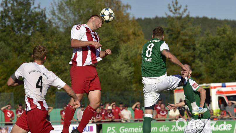 Die DJK Dürnsricht-Wolfring (rot/weiß) setzte sich am Samstag im Derby beim TSV Stulln (grün) mit 4:2 durch. Bild: Hans Mark