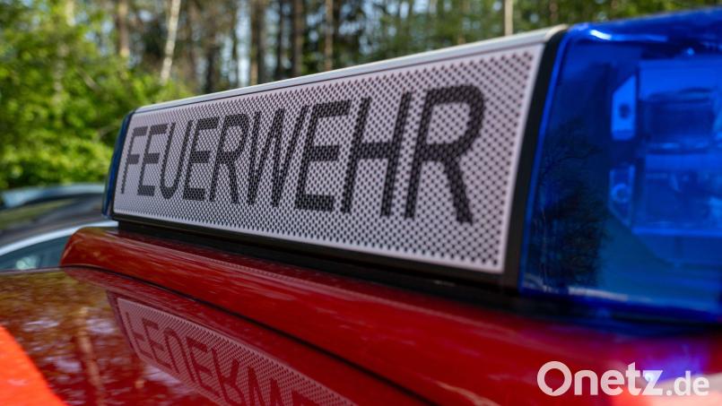 Die Feuerwehr verhindert ein weiteres Ausbreiten der Flammen. (Symbolbild) Bild: Pia Bayer/dpa