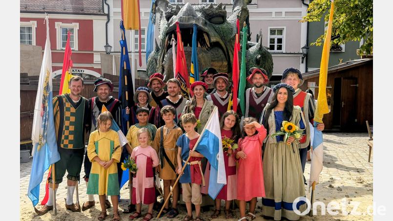 Die Fahnenschwinger aus Gebenbach eröffneten erneut den historischen Festzug beim Drachenstich in Furth im Wald. Bild: Peter Kick