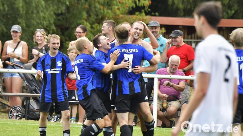 Riesenjubel bei den Spielern des FC Edelsfeld nach dem 2:0 durch Tim Rupprecht (ganz rechts). Bild: Hubert Ziegler
