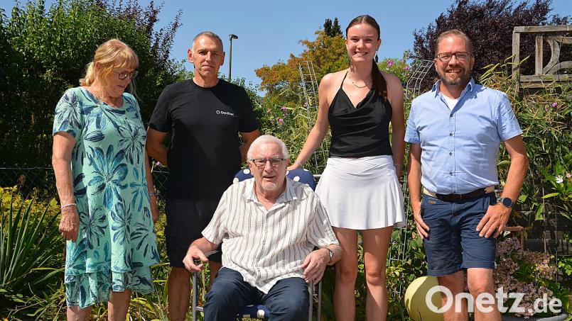 Der Jubilar Rudi Hanft (Mitte) kann auf 80 abwechslungsreiche und erfüllte Jahre zurückblicken. Zum Geburtstag gratulieren ihm Zweiter Bürgermeister Tobias Meindl, Enkeltochter Ida, Stefan Kick von der Firma Dorfner und Ehefrau Brigitte (von rechts). Bild: Fritz Dietl