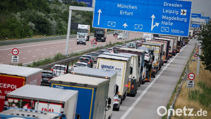 Güter auf die Straße heißt es wegen des Niedigwassers kurzzeitig auch in Bayern. (Symbolbild). Bild: Jan Woitas/dpa