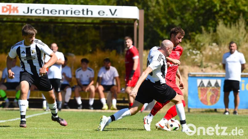 Maximilian Kaufmann (Mitte, rotes Trikot) ist bei der DJK Irchenrieth nicht mehr alleinverantwortlich für das Toreschießen zuständig. Bild: Gerhard Büttner