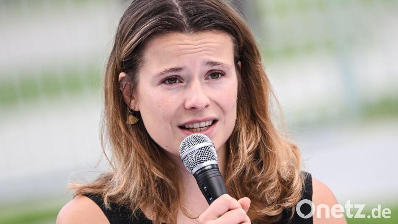 Klimaschutzaktivistin Luisa Neubauer glaubt nicht, dass man angesichts aller Krisen keine Kinder mehr bekommen sollte. (Archivbild) Bild: Britta Pedersen/dpa