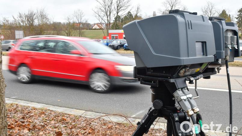 Die Verkehrspolizeiinspektion Amberg hat bei einer Tempokontrolle auf der St 2165 bei Ensdorf 46 Verstöße festgestellt. Symbolbild: Petra Hartl