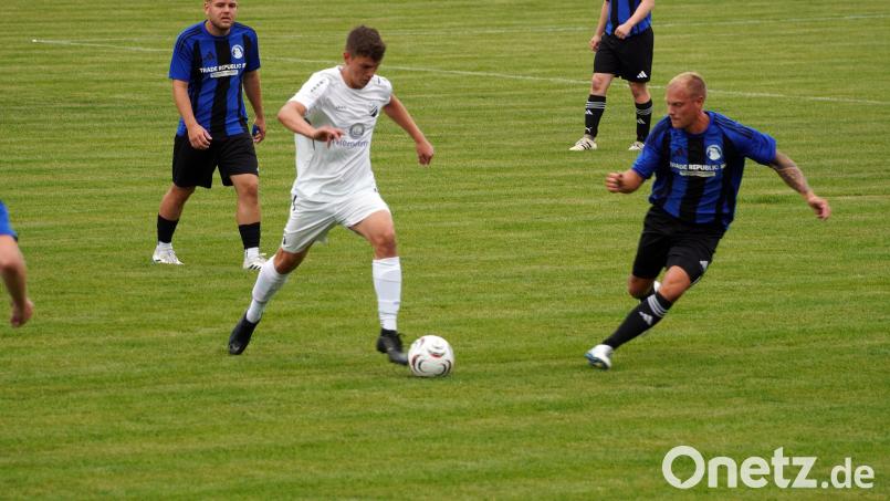 Der FC Edelsfeld feiert vor fast 600 Zuschauern einen 2:0-Derby-Triumph gegen den TSV Königstein. Bild: Jürgen Masching