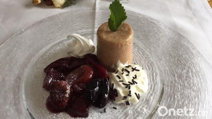 Zur Zimtcreme wird ein Früchteragout serviert. Wer mag, kann auch noch einen Klecks Sahne auf dem Servierteller garnieren. Bild: Michael Schiffer