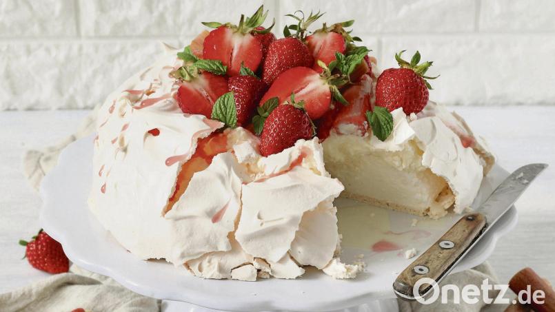 Die weiße Baiser-Wolke der Pavlova erinnert in der Tat an ein Ballettröckchen. Bild: Verena Pelikan/Sweets Lifestyle/dpa