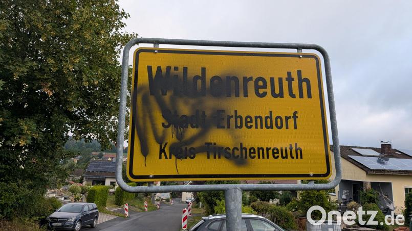 Vor einigen Wochen war das Ortsschild in Wildenreuth erst neu aufgestellt worden. Kurz danach wurde es beschmiert. Bild: Markus Meyer/Stadt Erbendorf