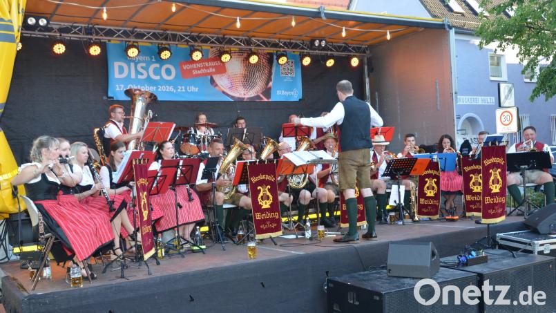 Die Weidinger Blaskapelle spielte frisch auf. Musikalischer Leiter Florian Scherbl hatte die Musikanten bestens im Griff. Bild: Elisabeth Dobmayer