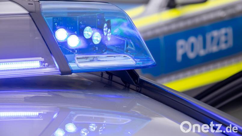 Die Polizei sperrte für die Bergung des Autos die Straße. (Symbolbild) Bild: Daniel Karmann/dpa