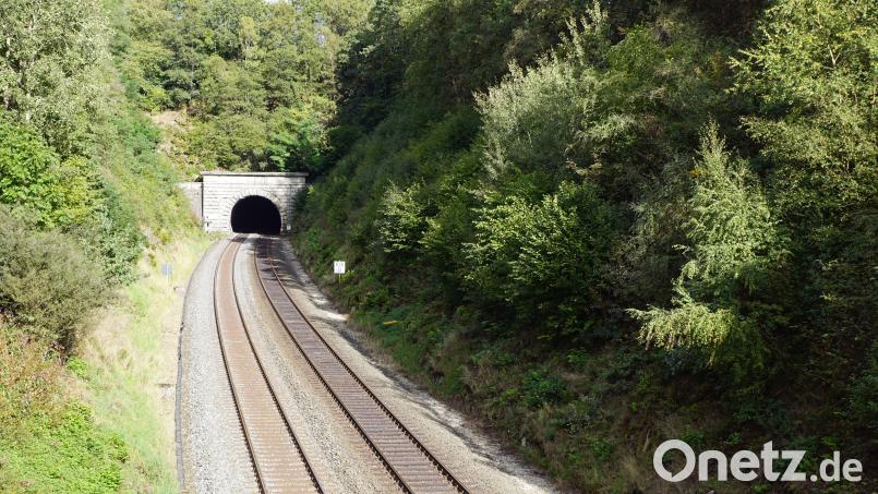 Kein Licht am Ende des Elektrifizierungstunnel: Für die Strecke Nürnberg-Marktredwitz wird derzeit nicht geplant. Archivbild: Bernhard Kreuzer
