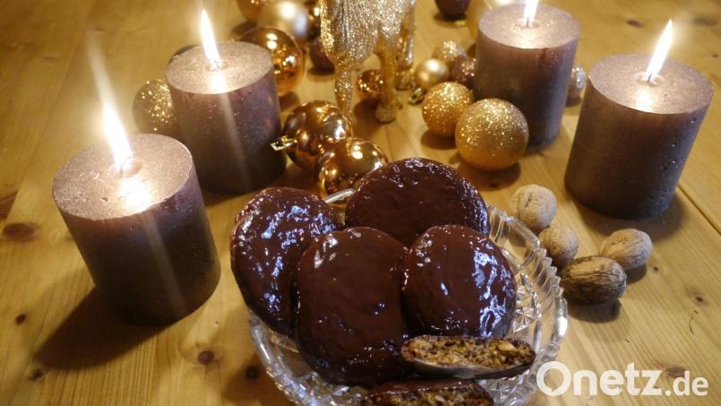 Damit sich der Schokoüberzug gleichmäßig auf den veganen Lebkuchen verteilt, kann ein Föhn eingesetzt werden. Bild: Miriam Lill/exb