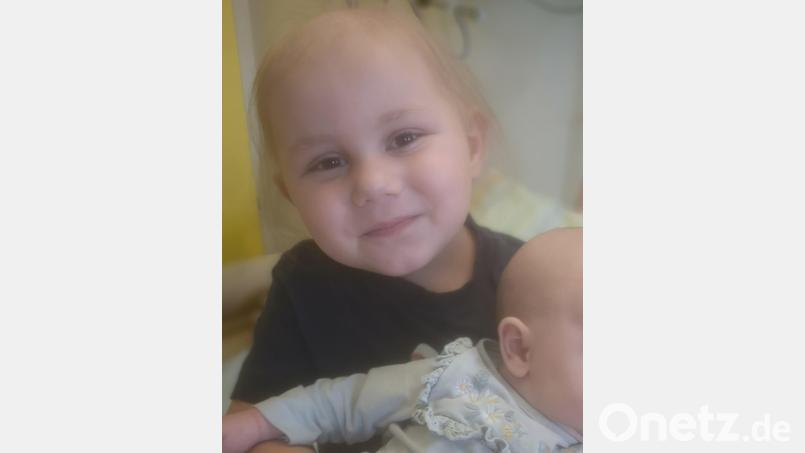 Rosalina ist eine kleine Kämpferin. Im Klinikalltag immer dabei ist auch Rosalinas kleine Schwester, die drei Wochen vor der Diagnose auf die Welt kam. Bild: Daniela Maul
