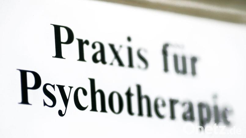 In Amberg-Sulzbach müssen Betroffene bis zu zwei Jahre auf einen Termin beim Psychologen warten. Symbolbild: Jens Wolf/zb/dpa