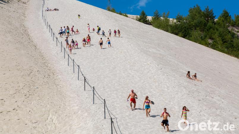 Der Aufstieg ist schweißtreibend, das Hinunterlaufen barfuß im Sand eine Riesengaudi: Den Monte Kaolino kann man auch zu Fuß besteigen. Archivbild: Gerd Huster