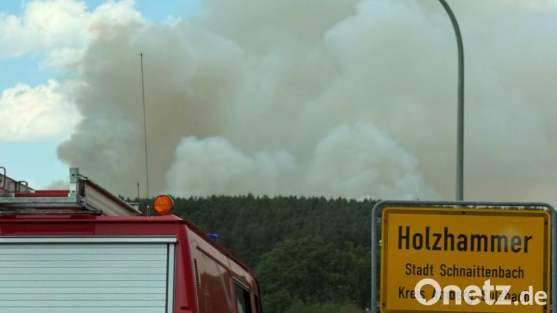 Zunächst war es schwierig, das Ausmaß des Brandes zu erfassen: Wegen der starken Rauchentwicklung konnte selbst die Feuerwehr-Drohne den Einsatzkräften anfangs keine Übersicht verschaffen. Bild: Petra Hartl
