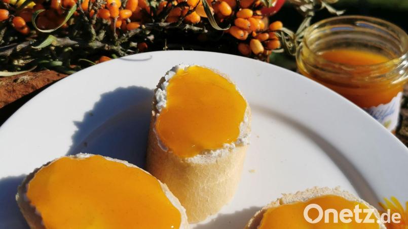 Der extra Vitamin-C-Kick für den Winter aufs Brot: Sanddorn-Apfel-Gelee. Bild: Heike Heindl/exb