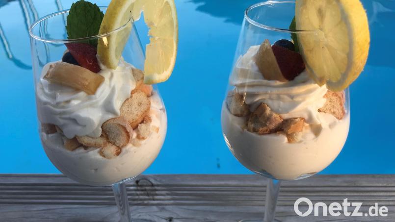 Wer mag, kann das Pfirsich-Tiramisu auch portionsweise anrichten und nach Geschmack dekorieren. Bild: Michael Schiffer