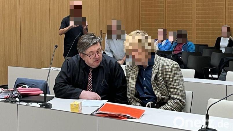 Verteidiger und Rechtsanwalt Adam Zurawel berät sich beim sechsten Verhandlungstag am Weidener Landgericht mit dem Angeklagten, der versucht haben soll, sich das Millionenerbe seiner verstorbenen Partnerin zu erschleichen. Bild: jak