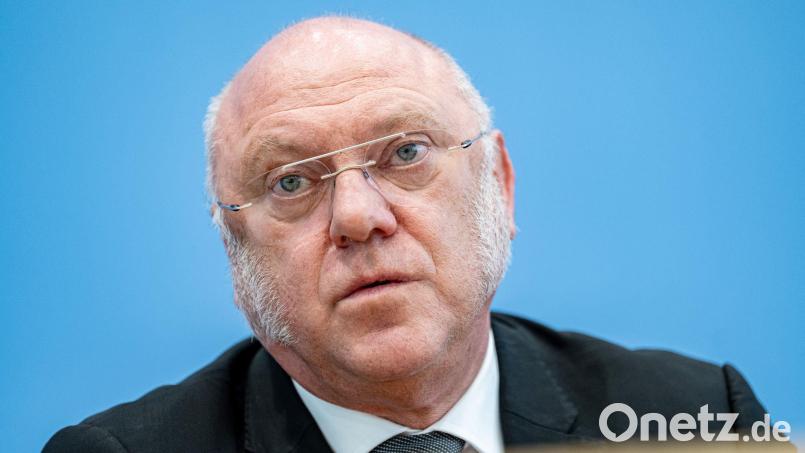 Der Linken-Politiker und Sozialexperte Ulrich Schneider listet in einem Papier mögliche Folgen von geplanten Kürzungen. (Archivbild) Bild: Fabian Sommer/dpa