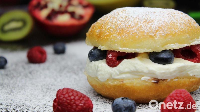 Lecker – nicht nur in der Faschingszeit: Anja Auer macht aus Krapfen süße Burger. Bild: Matthias Würfl