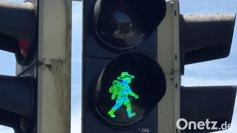 Ein Pfadfinder zeigt an, dass man bei Grün über die Straße gehen darf: In Sulzbach-Rosenberg hat die Stadt an der Fußgänger-Ampel bei der Kita "An der Point" ein besonderes Ampelmännchen realisiert. Bild: san