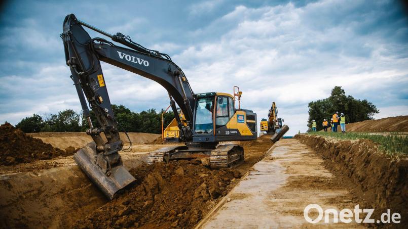 Die Arbeiten am Süd-Ost-Link im Abschnitt C2 zwischen Marktredwitz und Pfreimd werden von Archäologen begleitet. Derzeit ist ein Team bei Pirk im Einsatz. Ehe die Baumaschinen anrollen, prüfen die Wissenschaftler die Baufelder auf mögliche historische Funde wie etwa Siedlungen. Bild: K. Parot / TenneT