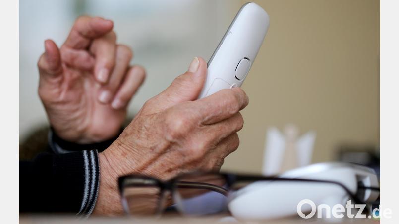 In der Oberpfalz häufen sich betrügerische Telefonanrufe. Betroffen sind nach Angaben des Polizeipräsidium Oberpfalz vor allem Menschen in den Städten Amberg und Weiden sowie in den Landkreisen Neustadt/WN, Tirschenreuth und Schwandorf. Symbolbild: Roland Weihrauch/dpa