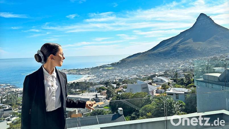 Die frischgebackene Tourismusmanagement-Fachfrau Letizia-Clara Müller setzt ihre in Wiesau erworbenen Kenntnisse in Kapstadt um. Im Hintergrund der 669 Meter Hohe Lion's Head und der Atlantik. Bild: Letizia-Clara Müller