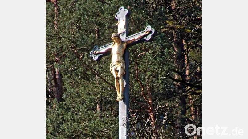 1882 stiftete Julius Plentl das sieben Meter hohe gusseiserne Kreuz auf dem Felsen nahe der Wallfahrtskirche Maria-Brünnl. Bild: Josef Götz