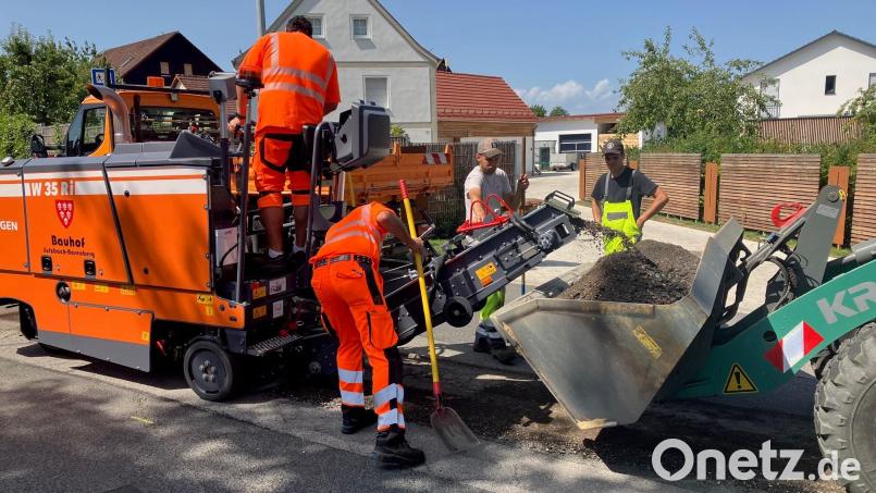 Die Mitarbeiter des Bauhofs Sulzbach-Rosenberg haben die neue Asphaltfräse in Betrieb genommen. Bild: Erwin Thurner