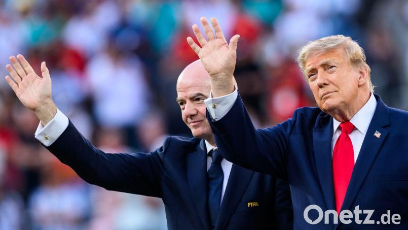 Sie gelten als beste Freunde. Nun gibt Trump Infantino Rückendeckung. (Archivbild) Bild: Tom Weller/dpa