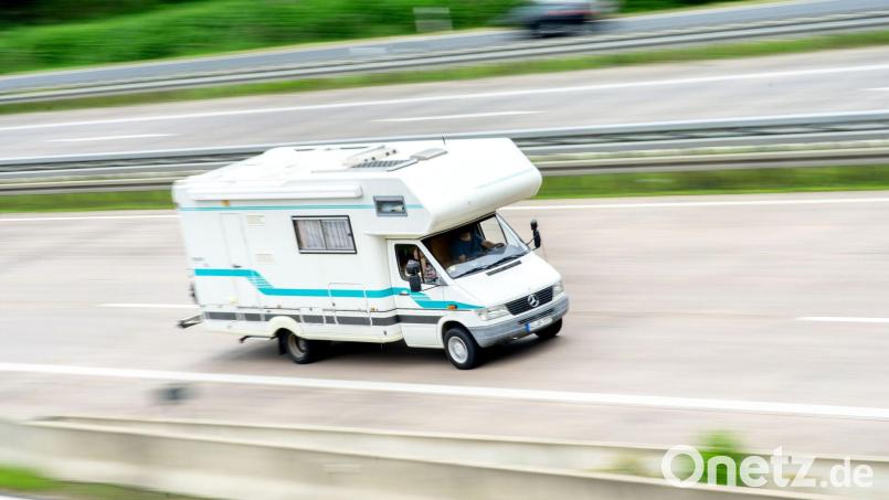 An einem Wohnmobil platzt ein Reifen - Unfall auf der A8 bei Günzburg. (Symbolbild) Bild: Hauke-Christian Dittrich/dpa/dpa-tmn