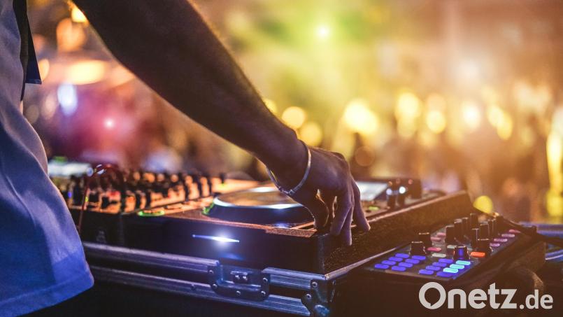 Hunderte feiernde Besucher, Musik vom DJ-Pult, Getränke – doch keine offizielle Erlaubnis. Die Polizei Neustadt/WN ermittelt wegen einer nicht genehmigten Party in Luhe. Symbolbild: DisobeyArt/stock.adobe.com