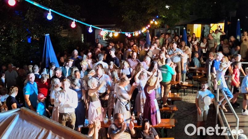 Tradition, Geselligkeit und ausgelassene Feierlaune stehen im Mittelpunkt der Dumbächer Kirwa. Vom 14. bis 16. August verwandelt sich der Turnerplatz in eine Festmeile. Bild: Annalena Schmitt
