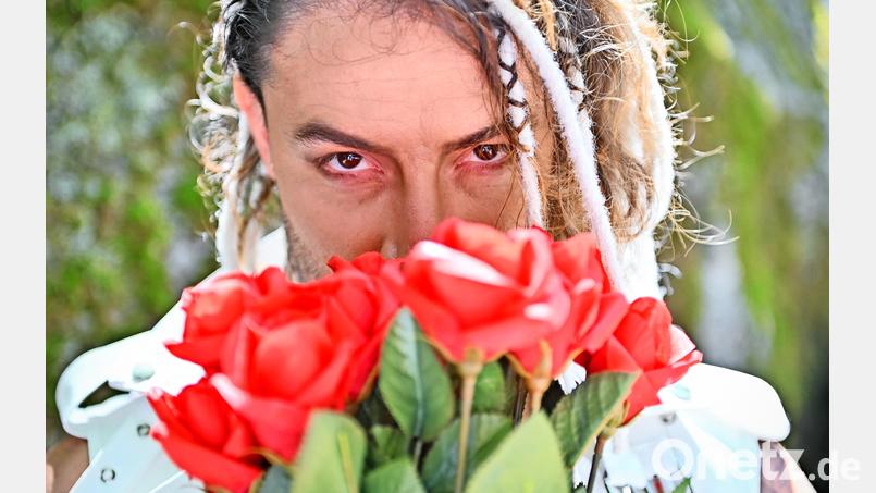 Wie ausdrucksstark Dante Sáenz innere Zerrissenheit spielen kann, bewies er 2025 als gefallener Engel in „Seele für Seele“. 2027 gibt der Musicalstar im Fichtelgebirge den „Casanova“, der alle Herzen gewinnt, aber sein eigenes verliert. Bild: Florian Miedl